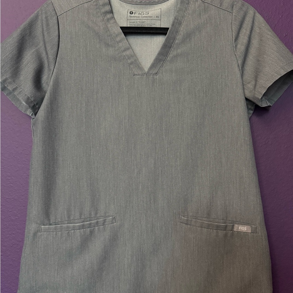 FIGS Charcoal V-Neck Scrub Top and pants